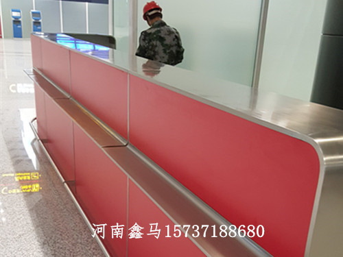 新鄭機(jī)場(chǎng)不銹鋼服務(wù)臺(tái)安裝現(xiàn)場(chǎng).jpg 新鄭機(jī)場(chǎng)不銹鋼服務(wù)臺(tái)安裝現(xiàn)場(chǎng).jpg