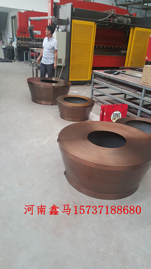 不銹鋼工藝品之不銹鋼花盆車間加工.jpg 不銹鋼工藝品之不銹鋼花盆車間加工.jpg